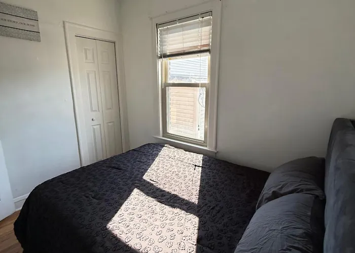 Apartment Prime Location - Cozy 3bd Near Downtown! Free Parking & Fast Wifi! *
