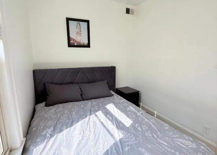 Apartment Prime Location - Cozy 3bd Near Downtown! Free Parking & Fast Wifi! *