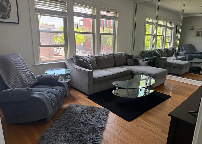 Prime Location - Cozy 3bd Near Downtown! Free Parking & Fast Wifi!