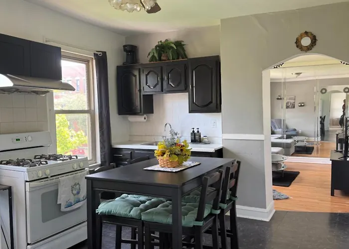 Apartment Prime Location - Cozy 3bd Near Downtown! Free Parking & Fast Wifi!