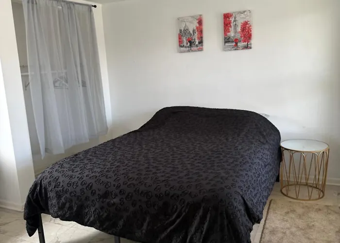 Prime Location - Cozy 3bd Near Downtown! Free Parking & Fast Wifi!