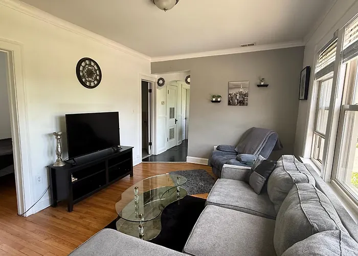 Prime Location - Cozy 3bd Near Downtown! Free Parking & Fast Wifi!