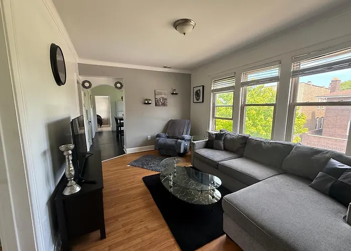 Prime Location - Cozy 3bd Near Downtown! Free Parking & Fast Wifi! *